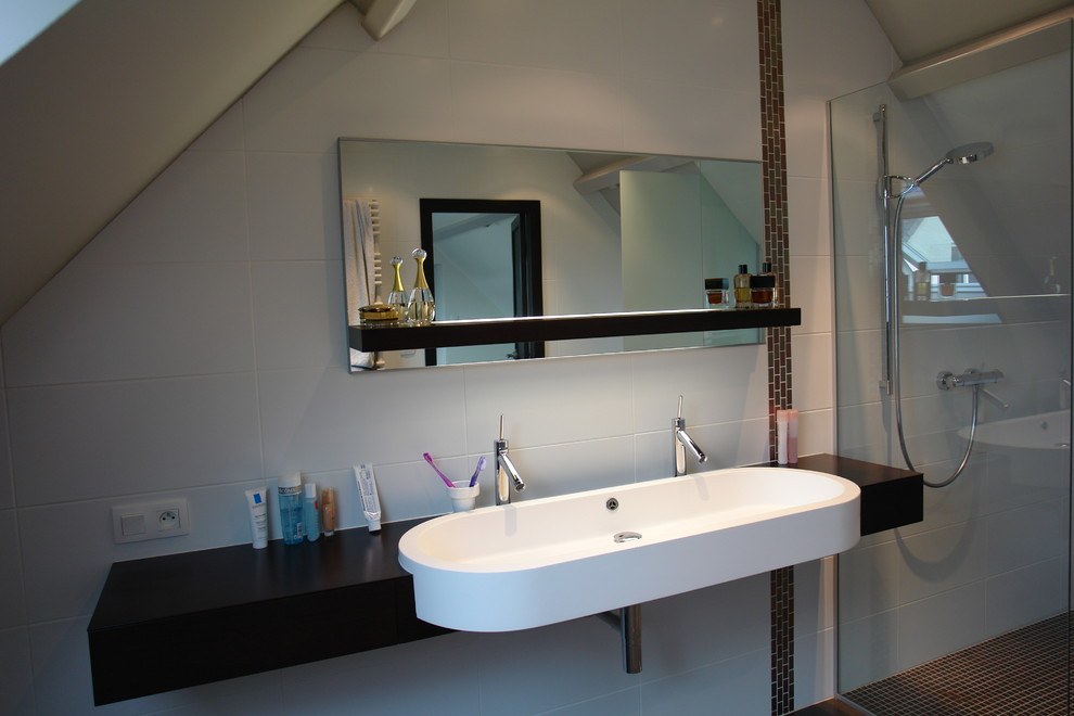 Photo of a contemporary bathroom in Angers.