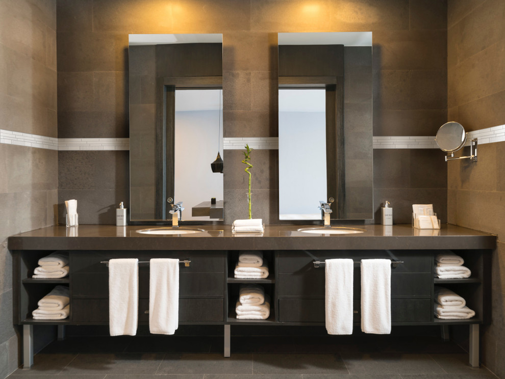 Inspiration pour une salle de bain principale design avec des portes de placard marrons, un carrelage marron, un mur multicolore, un lavabo encastré, un sol marron, un plan de toilette marron, meuble double vasque et un placard à porte plane.