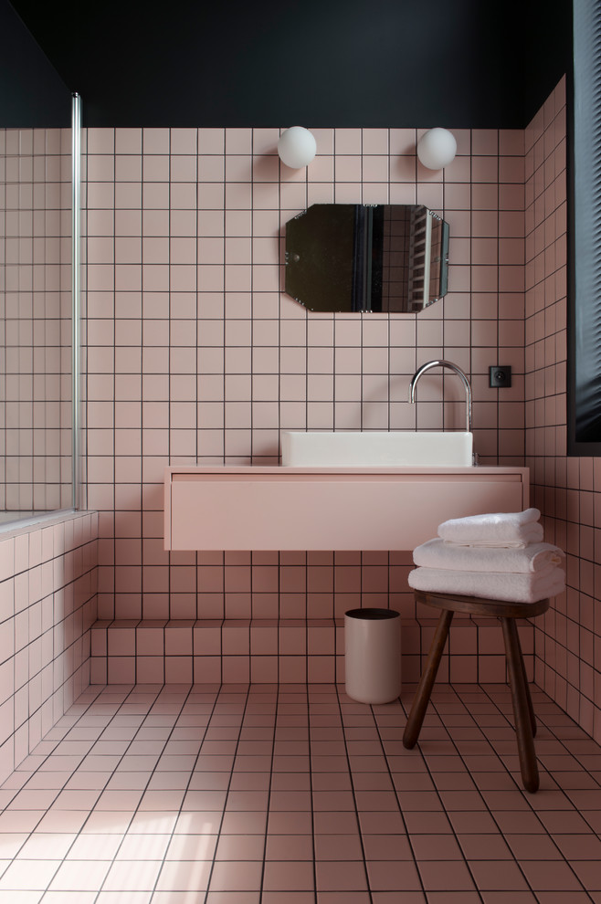 Cette image montre une salle de bain vintage de taille moyenne avec un carrelage rose et un lavabo posé.