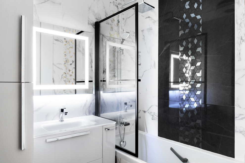 Idee per una piccola stanza da bagno padronale contemporanea con ante a filo, ante bianche, vasca sottopiano, pistrelle in bianco e nero, piastrelle di marmo, lavabo sottopiano, top in vetro e top bianco