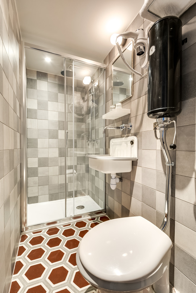 Стильный дизайн: маленькая ванная комната в современном стиле с серой плиткой, серыми стенами и душевой кабиной для на участке и в саду - последний тренд
