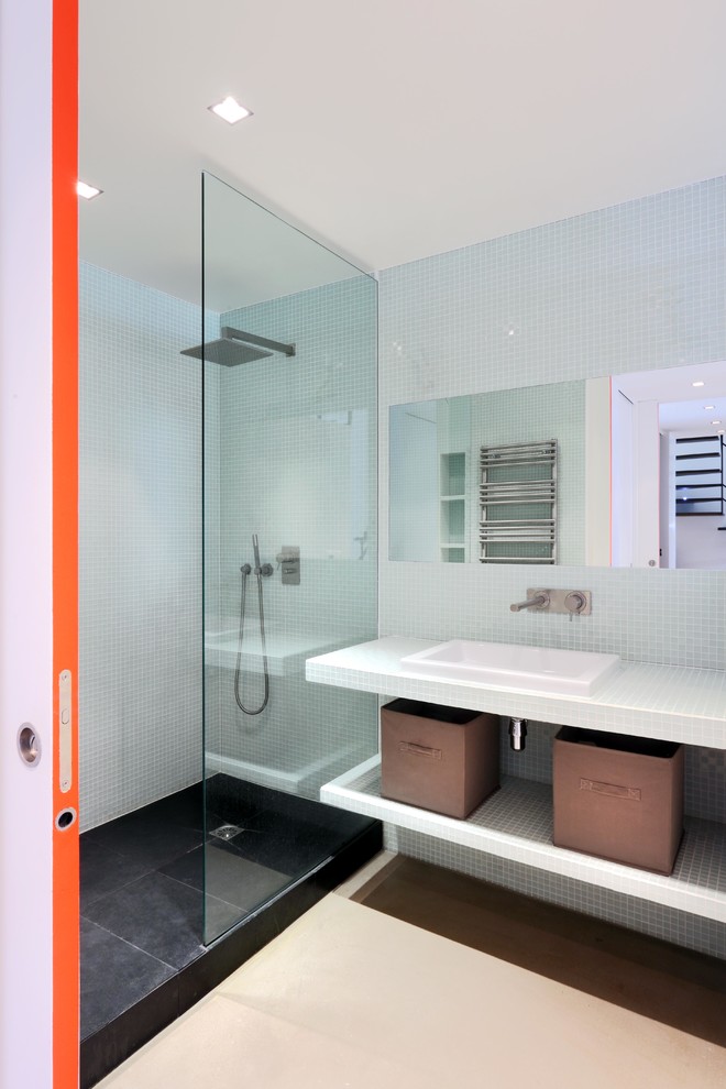 パリにあるお手頃価格の中くらいなコンテンポラリースタイルのおしゃれなバスルーム (浴槽なし) (オープンシェルフ、オープン型シャワー、モザイクタイル、オーバーカウンターシンク、タイルの洗面台、青いタイル、オープンシャワー) の写真