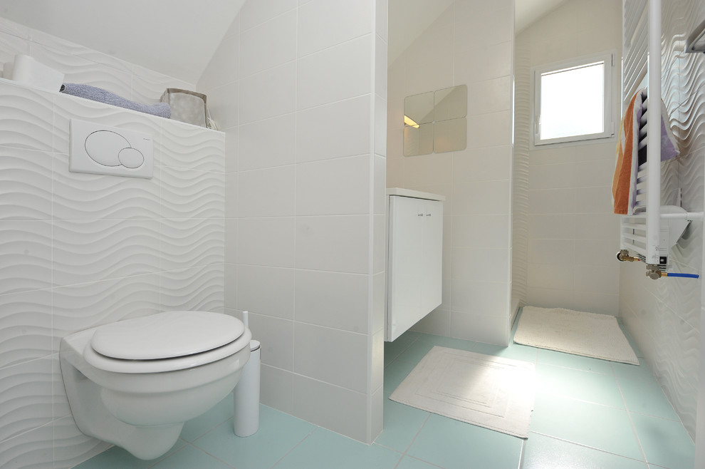 Cette photo montre une salle de bain tendance avec une douche ouverte, un carrelage bleu, des carreaux de céramique, un mur blanc, un sol en carrelage de céramique et un lavabo intégré.