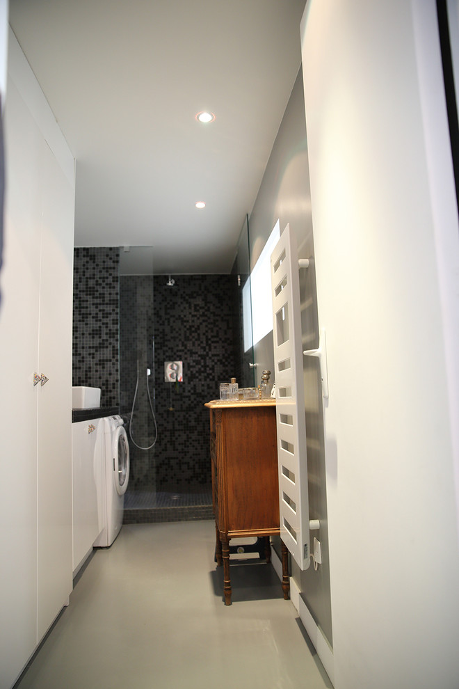 Modernes Badezimmer mit Wäscheaufbewahrung in Paris