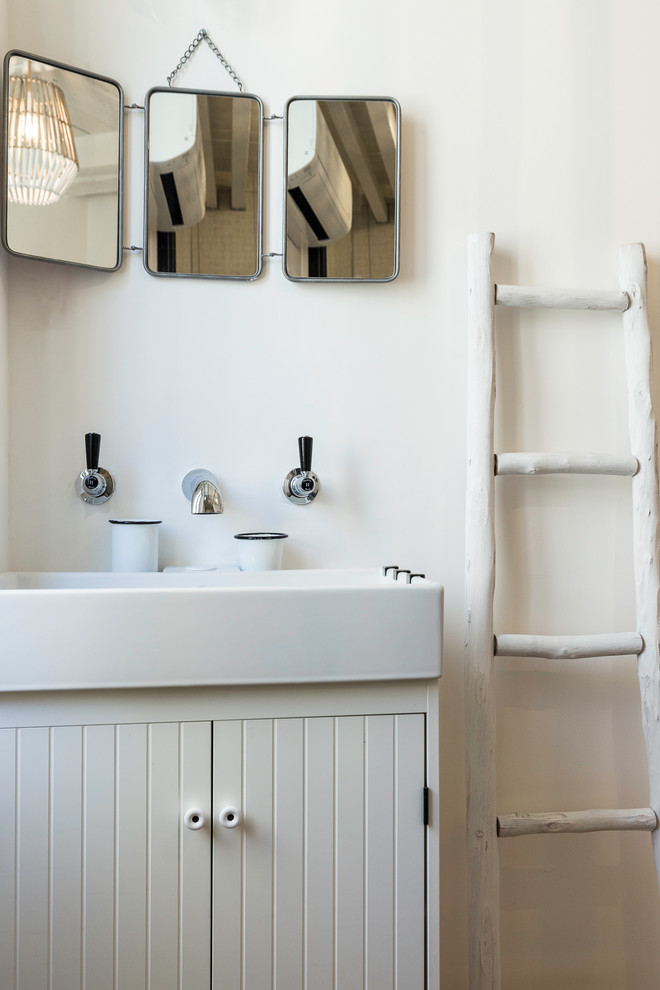 Ispirazione per una piccola stanza da bagno con doccia costiera con ante bianche e pareti bianche