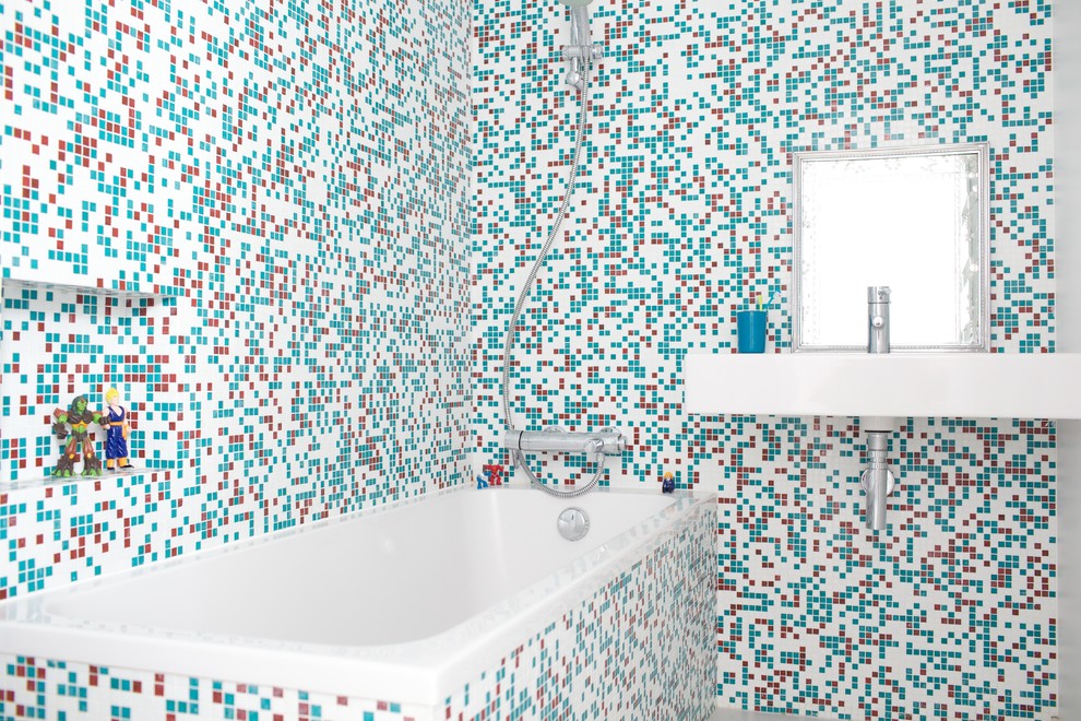 Ejemplo de cuarto de baño infantil y azulejo de dos tonos contemporáneo con lavabo suspendido, bañera encastrada, combinación de ducha y bañera, baldosas y/o azulejos multicolor y baldosas y/o azulejos en mosaico