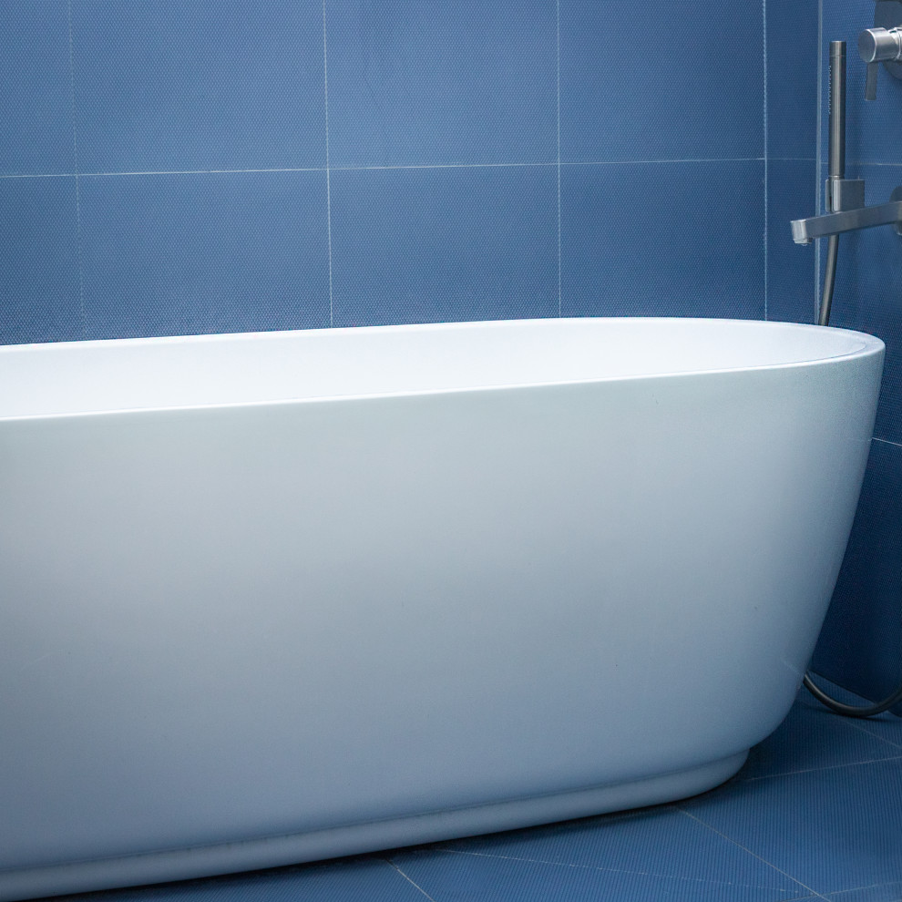 Идея дизайна: главная ванная комната среднего размера в стиле лофт с накладной ванной, душевой комнатой, инсталляцией, синей плиткой, керамической плиткой, синими стенами, полом из керамической плитки, врезной раковиной, столешницей терраццо, серым полом, открытым душем, тумбой под одну раковину, встроенной тумбой и балками на потолке