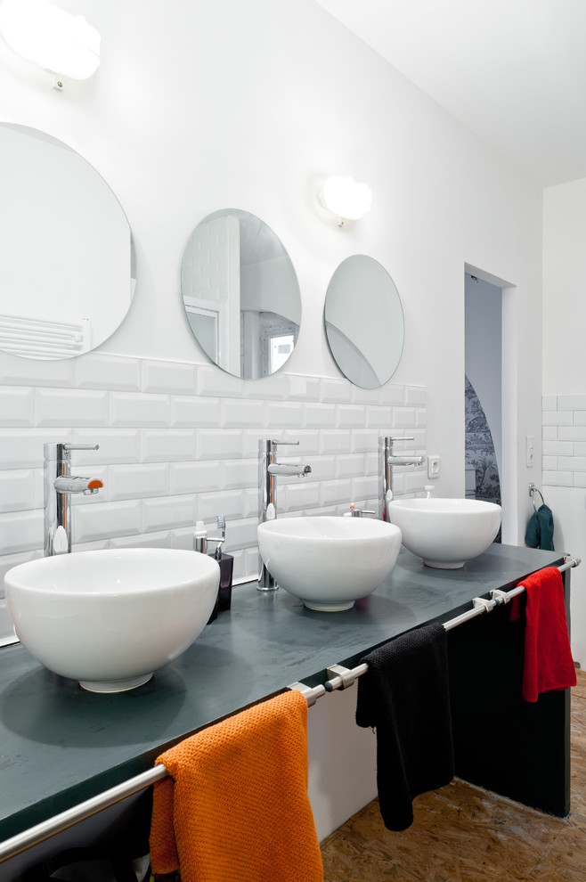 Ejemplo de cuarto de baño infantil industrial de tamaño medio con baldosas y/o azulejos blancos, baldosas y/o azulejos de cemento, paredes blancas y lavabo sobreencimera