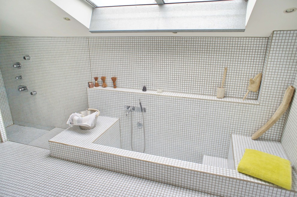 Foto de cuarto de baño contemporáneo de tamaño medio con bañera encastrada sin remate, ducha empotrada, baldosas y/o azulejos blancos, baldosas y/o azulejos en mosaico, paredes blancas y aseo y ducha
