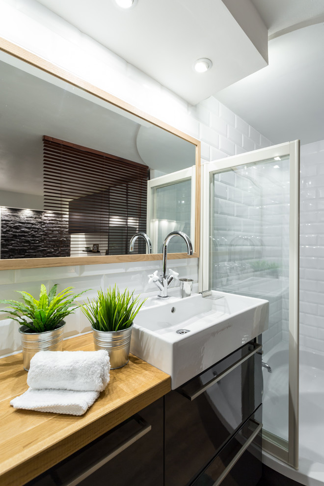 Diseño de cuarto de baño contemporáneo con ducha esquinera, baldosas y/o azulejos blancos, baldosas y/o azulejos de cemento, paredes blancas, aseo y ducha, lavabo sobreencimera, encimera de madera y encimeras marrones