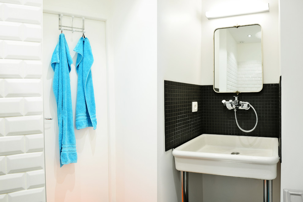 Imagen de cuarto de baño industrial con baldosas y/o azulejos blancos, baldosas y/o azulejos blancas y negros, baldosas y/o azulejos de cerámica y paredes blancas
