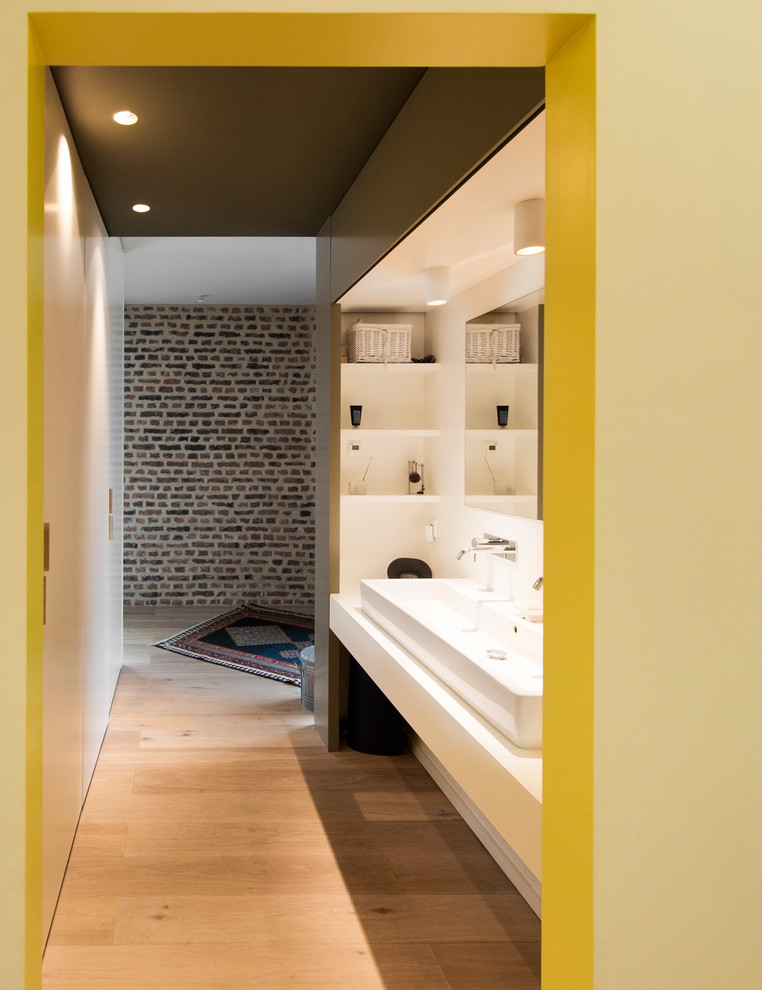 Foto de cuarto de baño contemporáneo pequeño con lavabo encastrado, suelo de madera en tonos medios, armarios abiertos, puertas de armario blancas, paredes multicolor y aseo y ducha