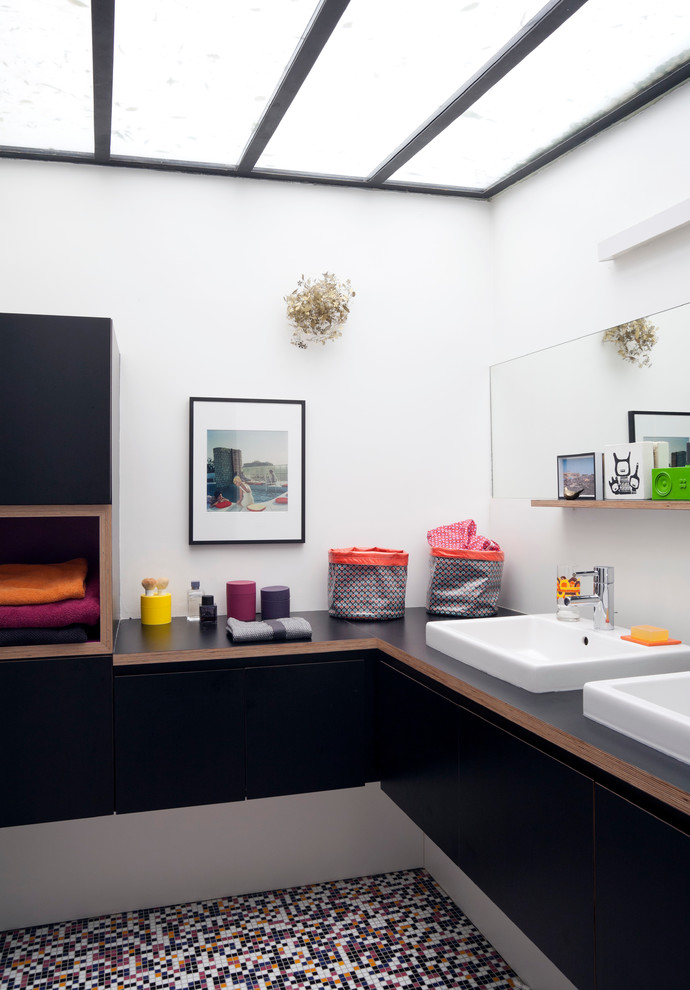 Ispirazione per una stanza da bagno contemporanea di medie dimensioni con lavabo da incasso, ante lisce, ante nere, pareti bianche e pavimento con piastrelle a mosaico