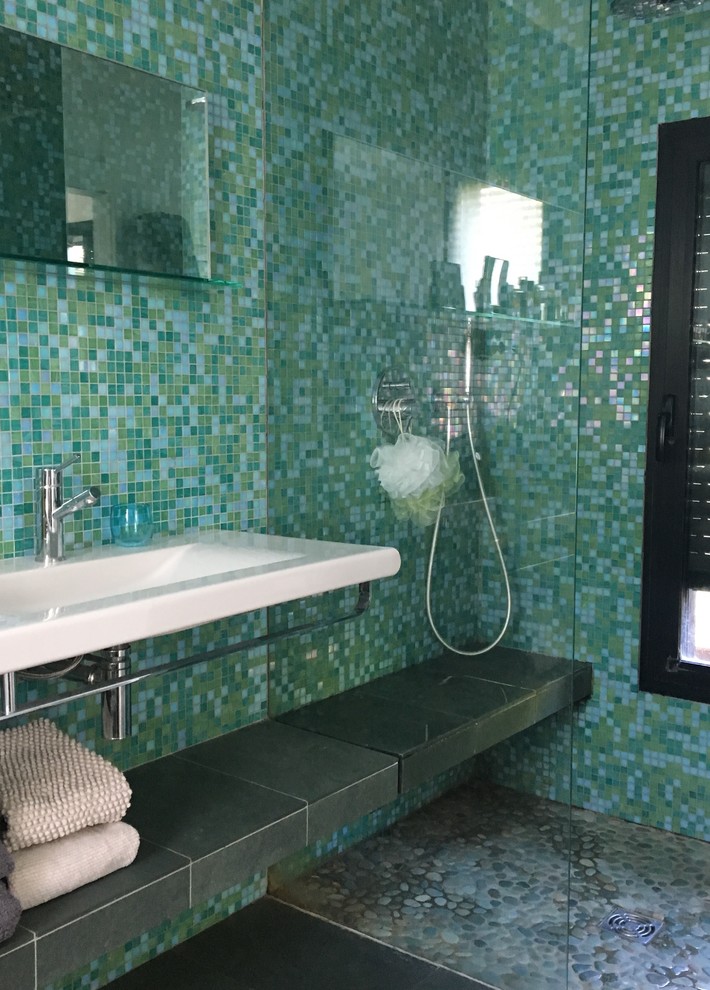 Идея дизайна: главная ванная комната среднего размера в современном стиле с полновстраиваемой ванной, душем без бортиков, инсталляцией, зеленой плиткой, плиткой мозаикой, белыми стенами, полом из сланца, консольной раковиной, зеленым полом и душем с распашными дверями