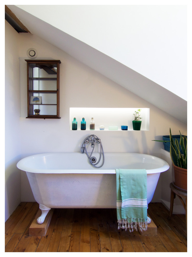 Идея дизайна: главная ванная комната в стиле фьюжн с ванной на ножках, белыми стенами и паркетным полом среднего тона