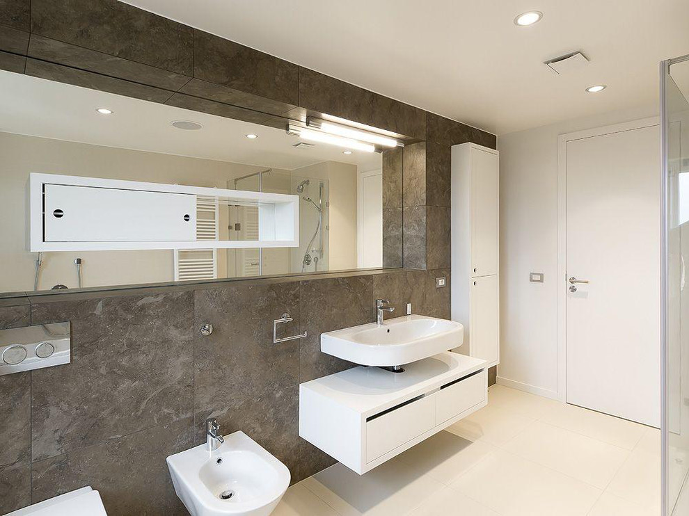 Inspiration for a large modern ensuite bathroom in Paris with flat-panel cabinets, white cabinets, a wall mounted toilet, grey tiles, marble tiles, grey walls, concrete flooring, a wall-mounted sink, beige floors, white worktops, a built-in shower and a hinged door.
