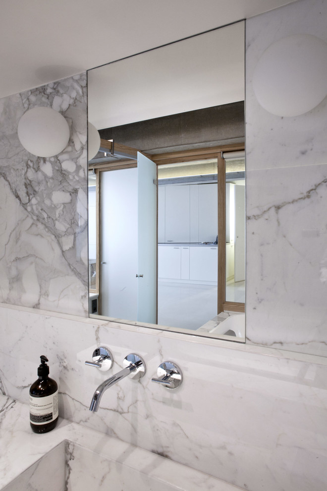 Idées déco pour une salle de bain principale et grise et blanche contemporaine avec un carrelage gris, du carrelage en marbre, un mur gris, un lavabo encastré, un plan de toilette en marbre et meuble simple vasque.