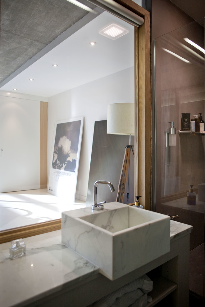 Immagine di una stanza da bagno padronale contemporanea con doccia a filo pavimento, piastrelle di marmo, pareti marroni, lavabo sottopiano, top in marmo e un lavabo