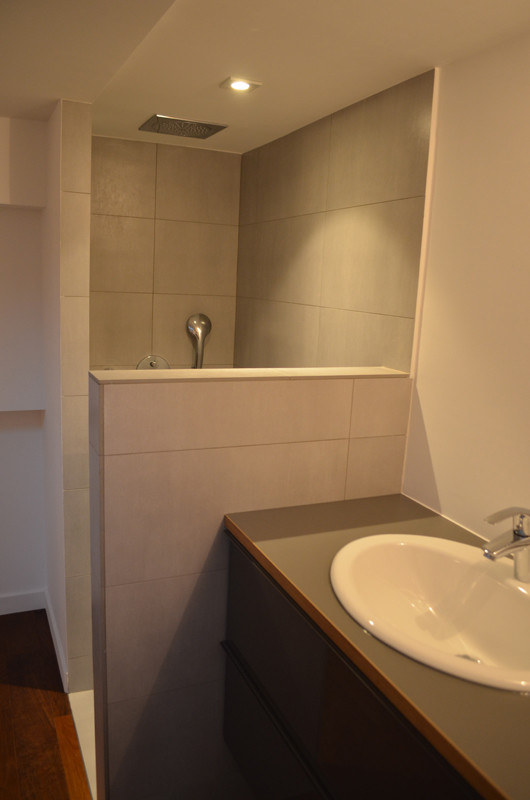 Idee per una piccola stanza da bagno con doccia minimalista con doccia a filo pavimento, pareti grigie, lavabo a consolle e top in laminato