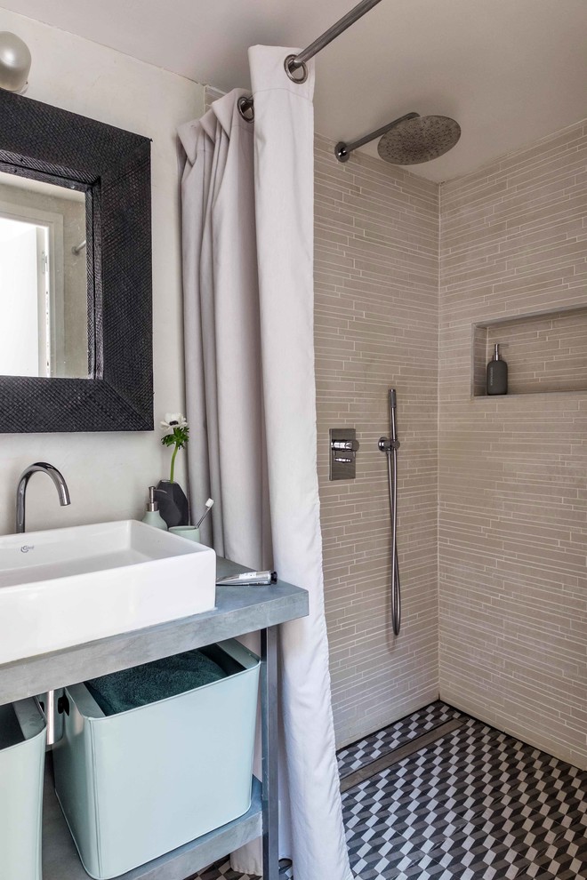 Immagine di una stanza da bagno con doccia design con doccia a filo pavimento, pareti bianche, lavabo a bacinella, piastrelle beige, pistrelle in bianco e nero, top in acciaio inossidabile e doccia con tenda