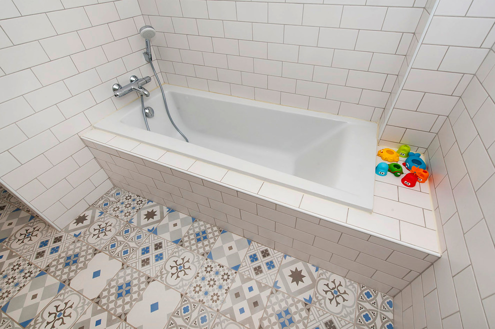 Ispirazione per una piccola stanza da bagno per bambini nordica con ante bianche, vasca sottopiano, piastrelle di cemento, pareti bianche, lavabo rettangolare, doccia aperta, top bianco, pavimento in cementine, pavimento blu, WC sospeso e piastrelle bianche