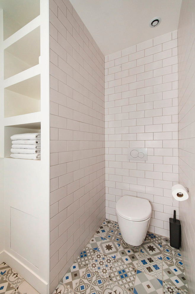Exemple d'une petite salle de bain scandinave pour enfant avec des portes de placard blanches, une baignoire encastrée, un mur blanc, carreaux de ciment au sol, une grande vasque, un sol bleu, aucune cabine, un plan de toilette blanc, WC suspendus, un carrelage blanc et un carrelage métro.