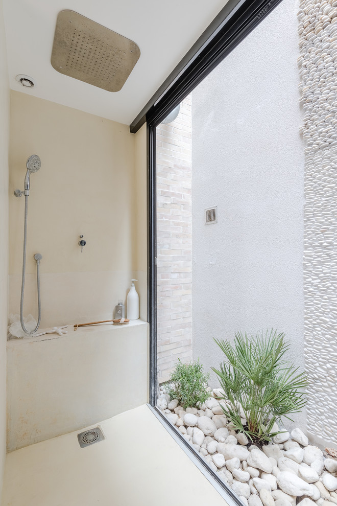 Modelo de cuarto de baño actual de tamaño medio con ducha empotrada, paredes beige y aseo y ducha
