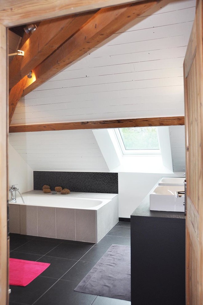 Idées déco pour une salle de bain contemporaine de taille moyenne avec une baignoire d'angle, une douche à l'italienne, un carrelage gris, un mur blanc, un sol en carrelage de céramique et un lavabo posé.