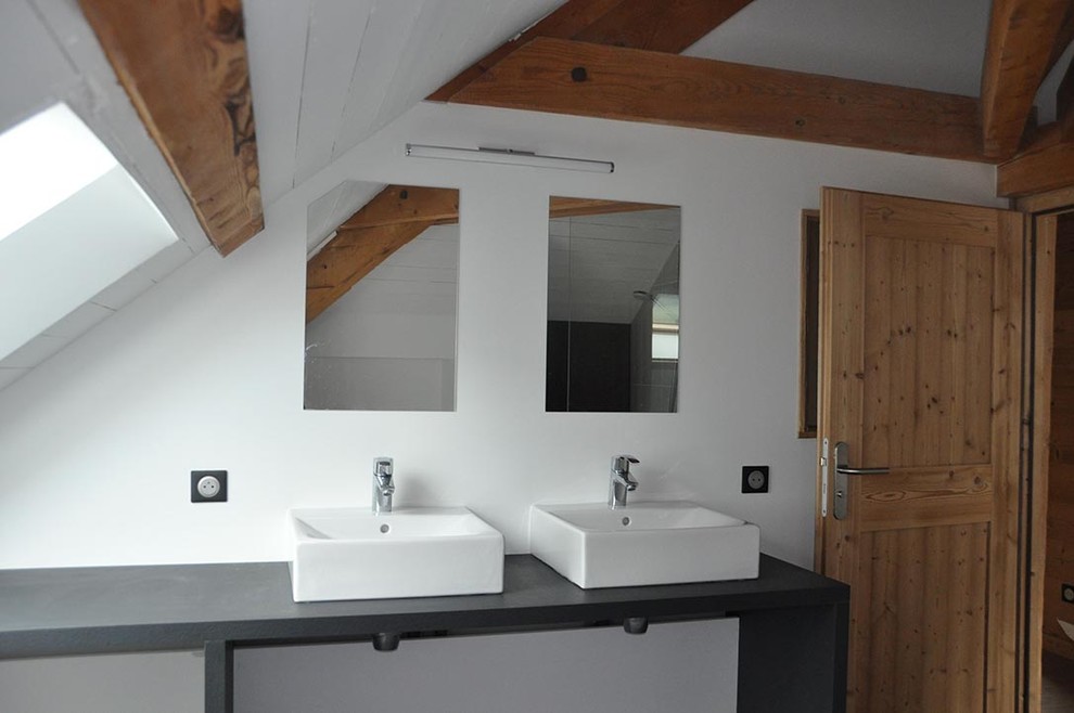 Réalisation d'une salle de bain design avec une douche à l'italienne, un carrelage gris, un mur blanc, un lavabo posé, une baignoire d'angle et un sol en carrelage de céramique.