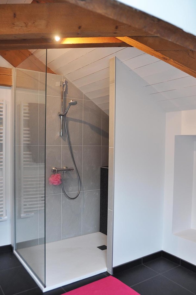 Exemple d'une salle de bain tendance de taille moyenne avec une baignoire d'angle, une douche à l'italienne, un carrelage gris, des carreaux de céramique, un mur blanc, un sol en carrelage de céramique, un lavabo posé et un plan de toilette en stratifié.