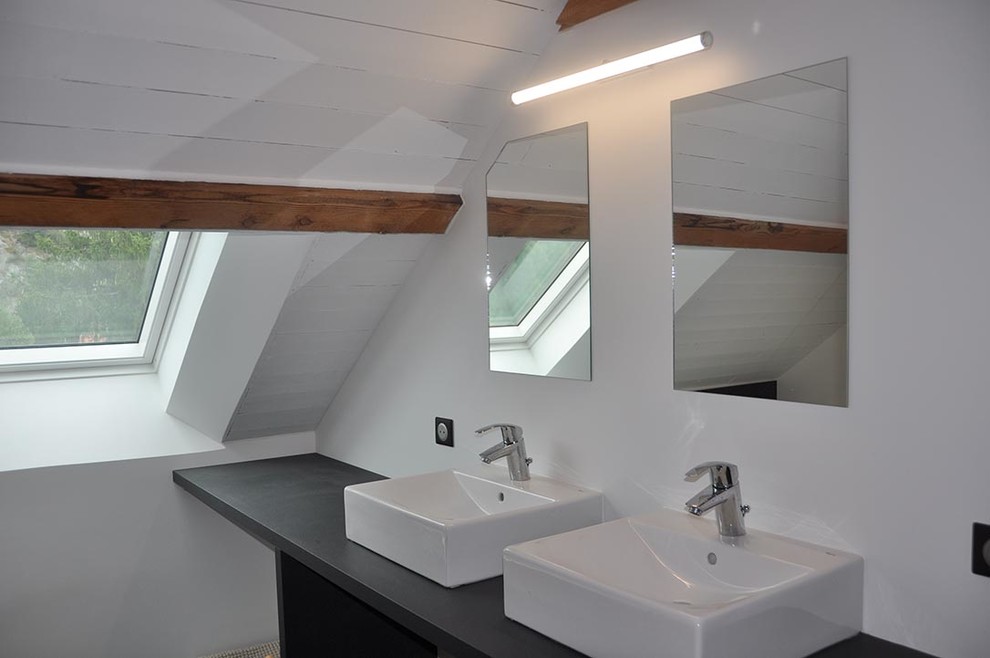Cette image montre une salle de bain design avec un carrelage gris, un mur blanc, un lavabo posé, un plan de toilette en stratifié, une baignoire d'angle, une douche à l'italienne, des carreaux de céramique et un sol en carrelage de céramique.