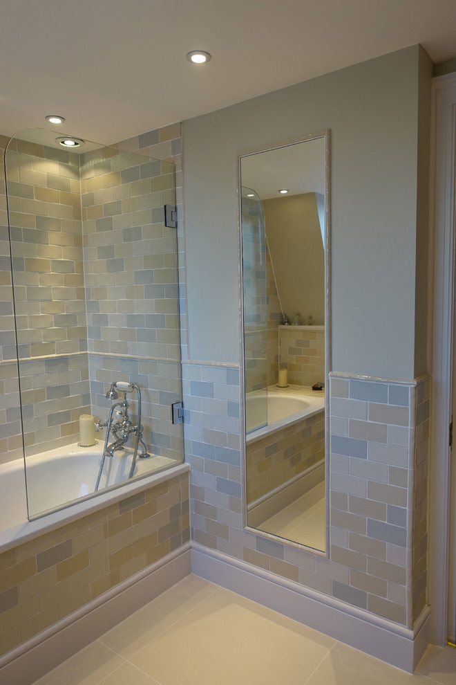 Exemple d'une petite salle de bain chic avec une baignoire encastrée, un combiné douche/baignoire, WC suspendus, un carrelage beige, des carreaux en allumettes, un mur beige, un sol en carrelage de céramique et un lavabo suspendu.