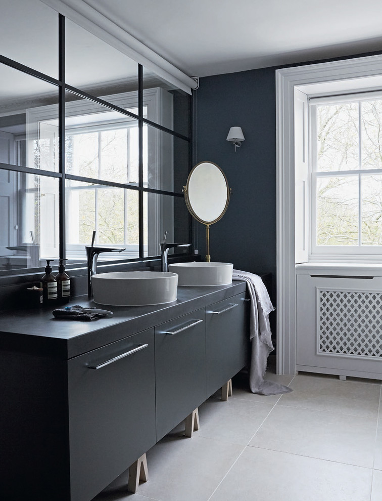 パリにあるラグジュアリーな広いヴィクトリアン調のおしゃれなマスターバスルーム (インセット扉のキャビネット、濃色木目調キャビネット、バリアフリー、壁掛け式トイレ、ベージュのタイル、セラミックタイル、青い壁、セラミックタイルの床、ベッセル式洗面器) の写真
