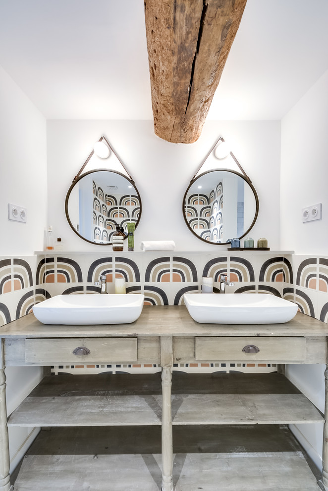 Источник вдохновения для домашнего уюта: большая главная ванная комната в средиземноморском стиле с разноцветной плиткой, цементной плиткой, столешницей из дерева, серыми фасадами и настольной раковиной