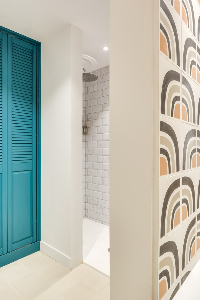 Свежая идея для дизайна: большая главная ванная комната в скандинавском стиле с фасадами с филенкой типа жалюзи, синими фасадами, полновстраиваемой ванной, открытым душем, унитазом-моноблоком, разноцветной плиткой, цементной плиткой, разноцветными стенами, полом из цементной плитки, накладной раковиной, столешницей из дерева, бежевым полом и открытым душем - отличное фото интерьера