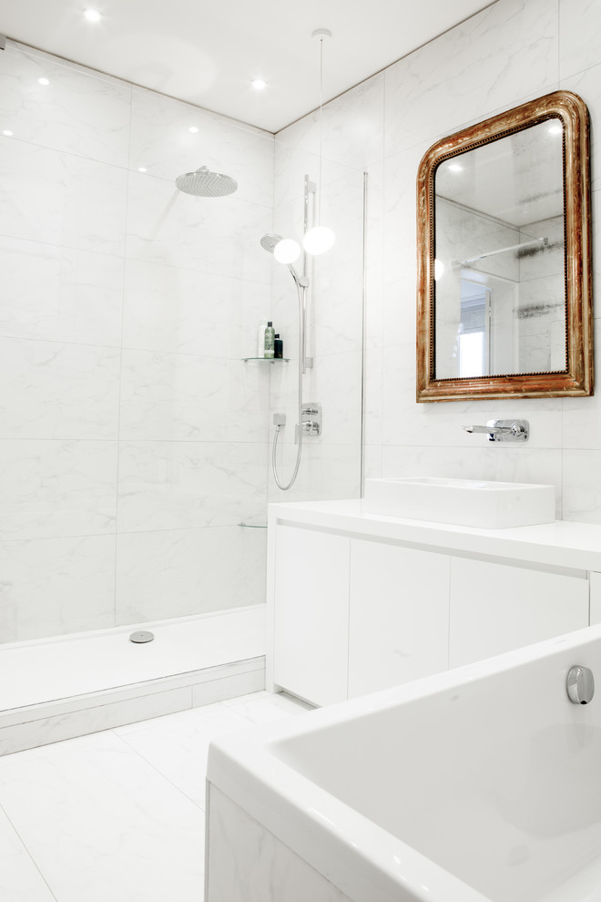 Cette image montre une douche en alcôve principale design de taille moyenne avec une baignoire posée, un carrelage blanc, un mur blanc, une vasque et des carreaux de porcelaine.