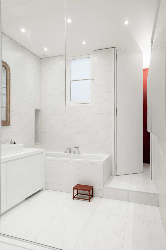 Immagine di una stanza da bagno padronale design di medie dimensioni con vasca/doccia, piastrelle blu, piastrelle in gres porcellanato e pareti bianche