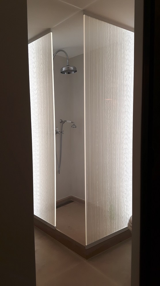 Esempio di una stanza da bagno con doccia minimal con pavimento in cemento, lavabo sospeso e top in granito