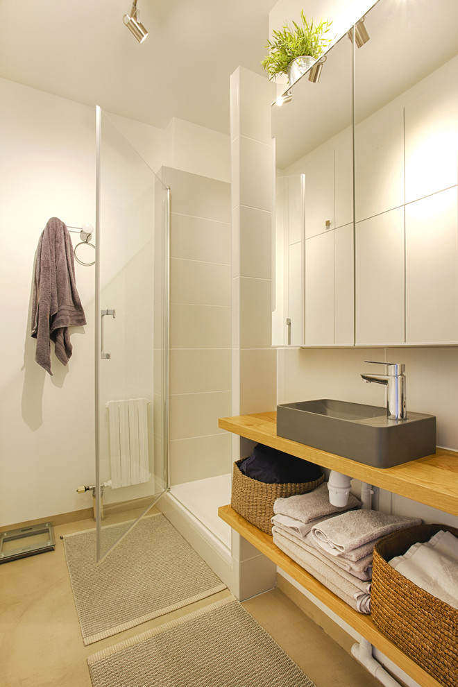 Idéer för små funkis badrum, med luckor med profilerade fronter, vit kakel, keramikplattor, vita väggar, betonggolv, träbänkskiva och beiget golv
