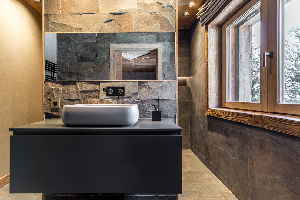 Inspiration för ett stort rustikt en-suite badrum, med skåp i ljust trä, ett platsbyggt badkar, en kantlös dusch, en toalettstol med separat cisternkåpa, vit kakel, marmorkakel, grå väggar, klinkergolv i keramik, ett undermonterad handfat, bänkskiva i kvartsit, svart golv och med dusch som är öppen