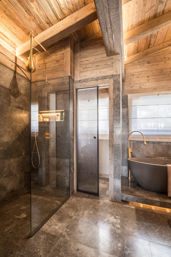 Inspiration pour une grande salle de bain principale minimaliste avec des portes de placard grises, une baignoire posée, WC séparés, un carrelage gris, un mur gris, un sol en marbre, un lavabo intégré et un plan de toilette en marbre.