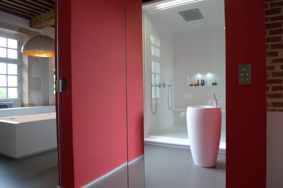 Inspiration for a contemporary bathroom in Paris.