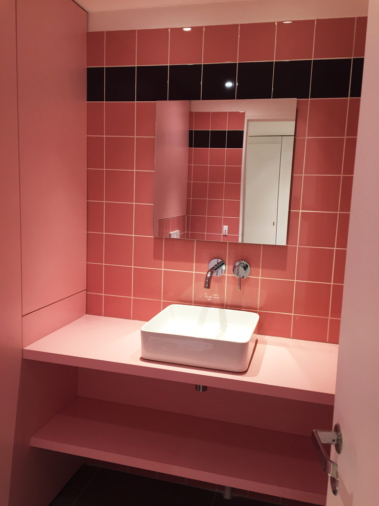 Идея дизайна: маленькая ванная комната в современном стиле с фасадами с декоративным кантом, белыми фасадами, отдельно стоящей ванной, душем над ванной, инсталляцией, розовой плиткой, керамогранитной плиткой, полом из керамической плитки, душевой кабиной, врезной раковиной, столешницей из искусственного кварца, серым полом, открытым душем, розовой столешницей и розовыми стенами для на участке и в саду