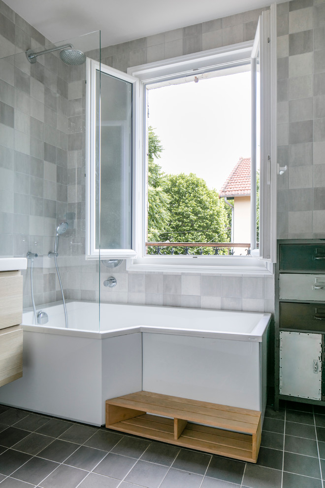 Esempio di una stanza da bagno padronale contemporanea di medie dimensioni con ante lisce, ante in legno chiaro, vasca sottopiano, piastrelle bianche, piastrelle grigie, pareti bianche, lavabo sottopiano e doccia aperta