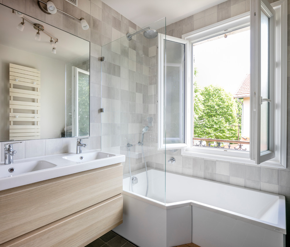 Пример оригинального дизайна: главная ванная комната среднего размера в современном стиле с плоскими фасадами, светлыми деревянными фасадами, полновстраиваемой ванной, белой плиткой, серой плиткой, белыми стенами, врезной раковиной и открытым душем