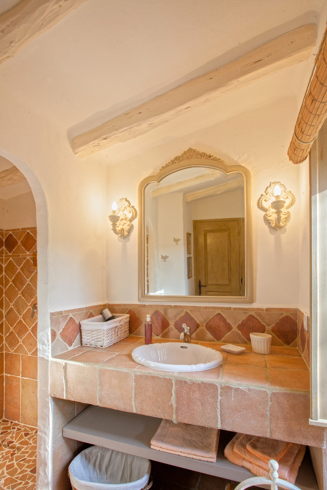 Idee per una stanza da bagno con doccia country di medie dimensioni con piastrelle in terracotta, pareti bianche, lavabo da incasso, doccia alcova e piastrelle marroni