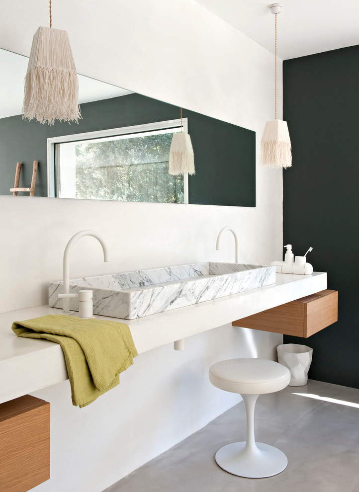 На фото: ванная комната в современном стиле с плоскими фасадами, фасадами цвета дерева среднего тона, черными стенами и раковиной с несколькими смесителями