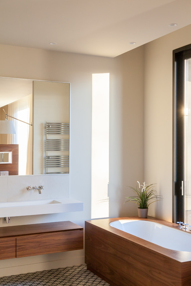 Foto di una grande stanza da bagno padronale contemporanea con vasca freestanding
