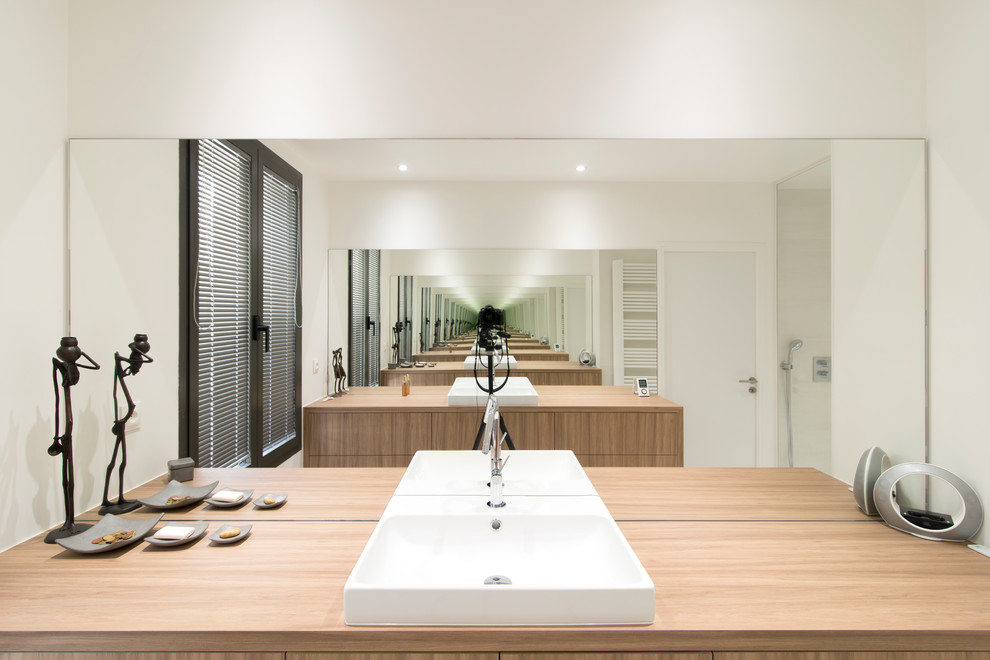 Пример оригинального дизайна: большая главная ванная комната в современном стиле с фасадами с декоративным кантом, светлыми деревянными фасадами, душем без бортиков, раздельным унитазом, белой плиткой, зеркальной плиткой, белыми стенами, полом из керамической плитки, накладной раковиной, столешницей из ламината, белым полом и открытым душем