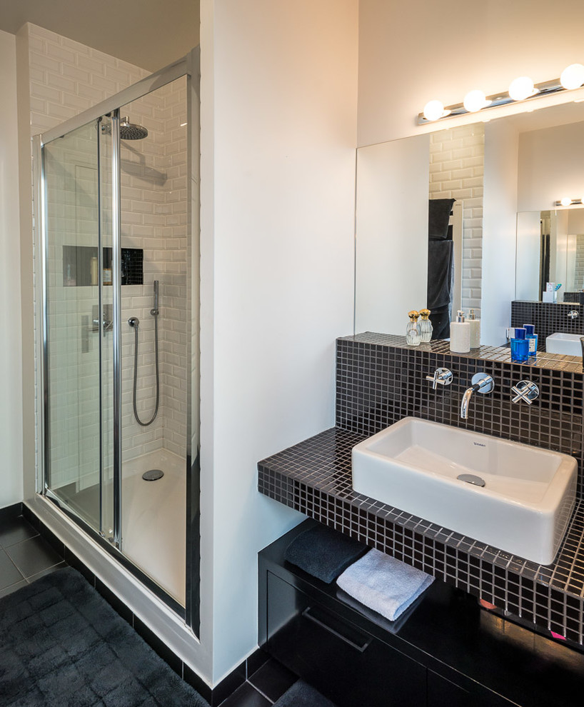 Свежая идея для дизайна: ванная комната в стиле модернизм с душем в нише, белой плиткой, плиткой кабанчик, белыми стенами, полом из керамогранита, накладной раковиной и черным полом - отличное фото интерьера